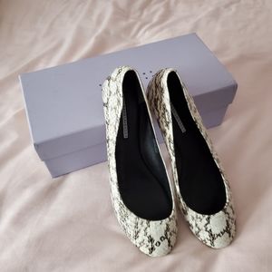 Vera Wang Lavender Snakeskin Flats Size 6.5